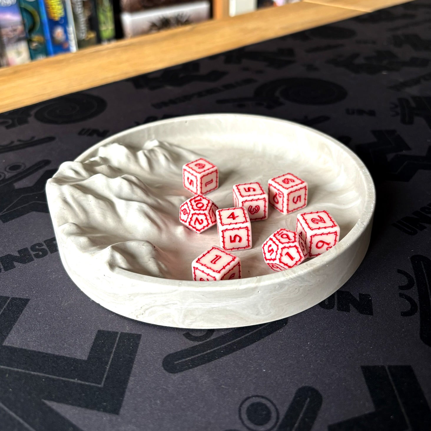 "THE MOUNTAIN FORGE" Premium Acrylharz Würfelteller (Gebirgsoptik)