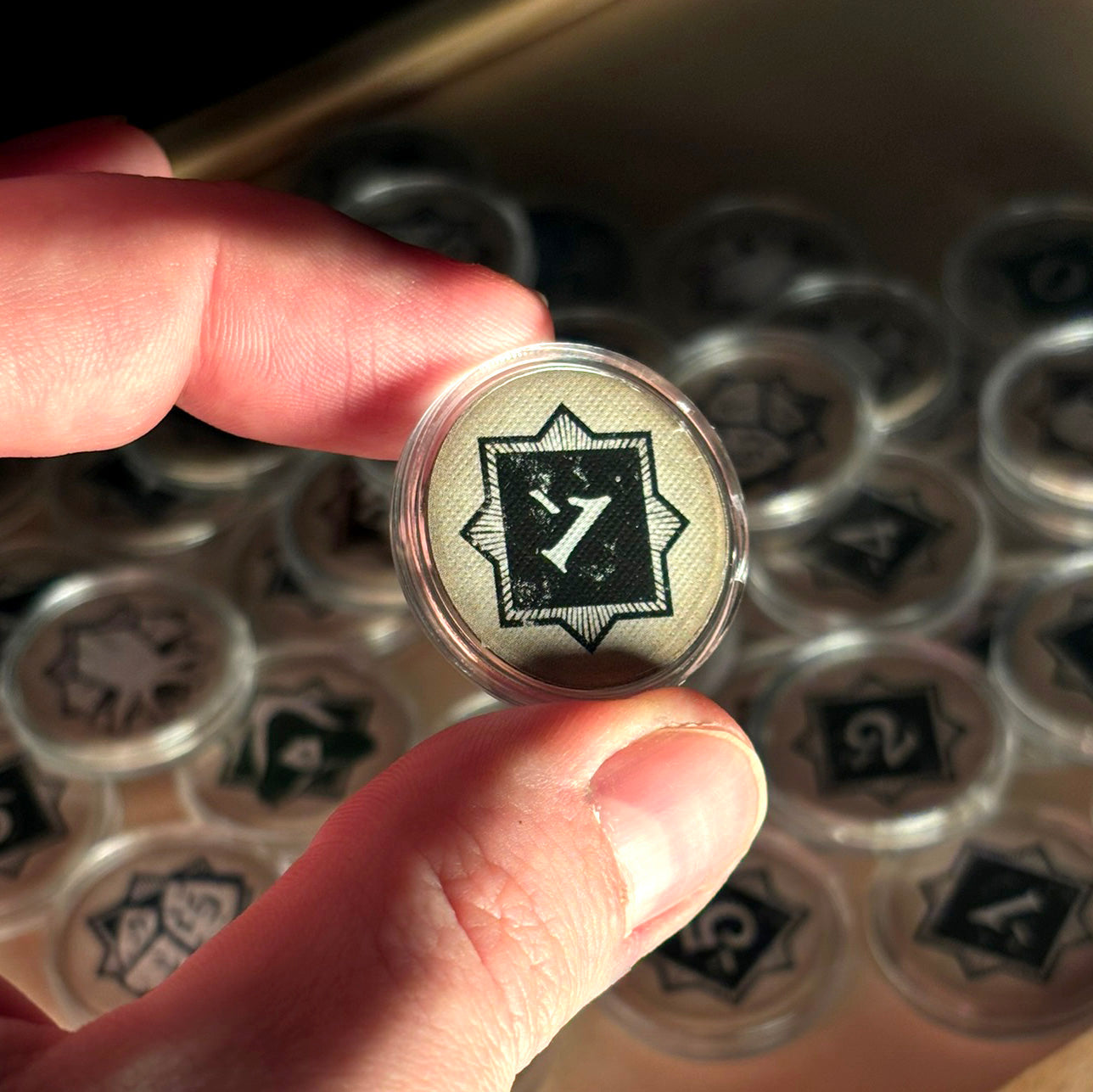 "ARKHAM HORROR: DAS KARTENSPIEL" Token Kapseln (50-teiliges Schutzset)