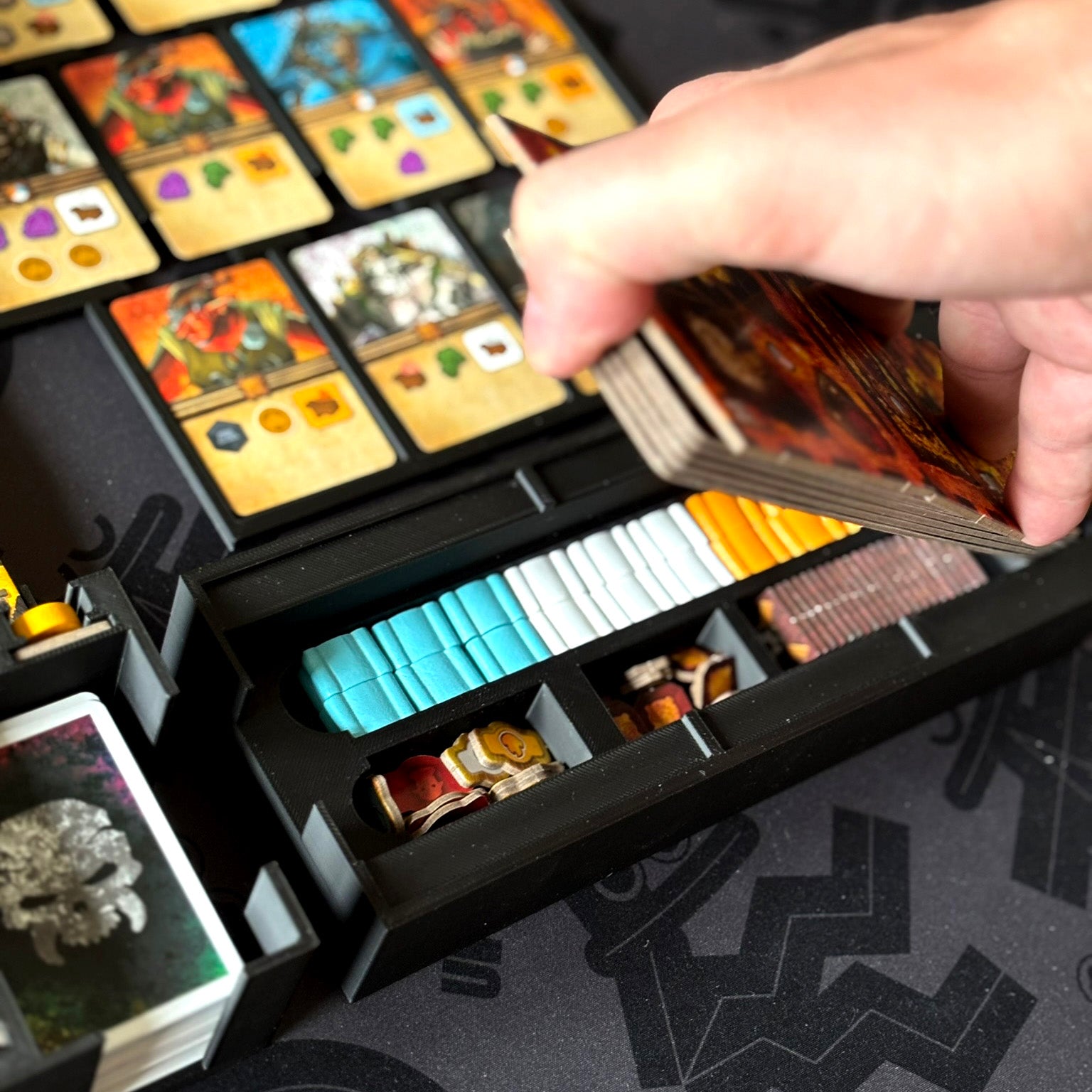 "HALLE DES BERGKÖNIGS" Insert + Kartenhalter