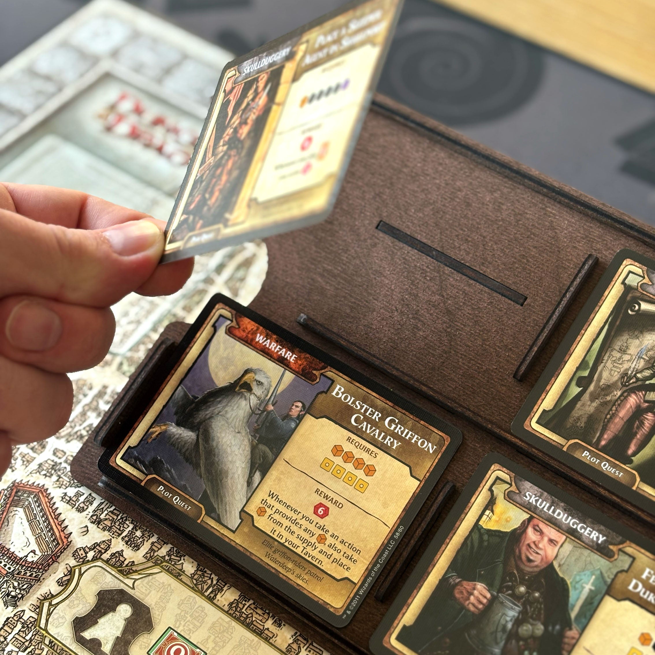 "LORDS OF WATERDEEP" Premium Quest Ablage (Holz, FSC® Birke)