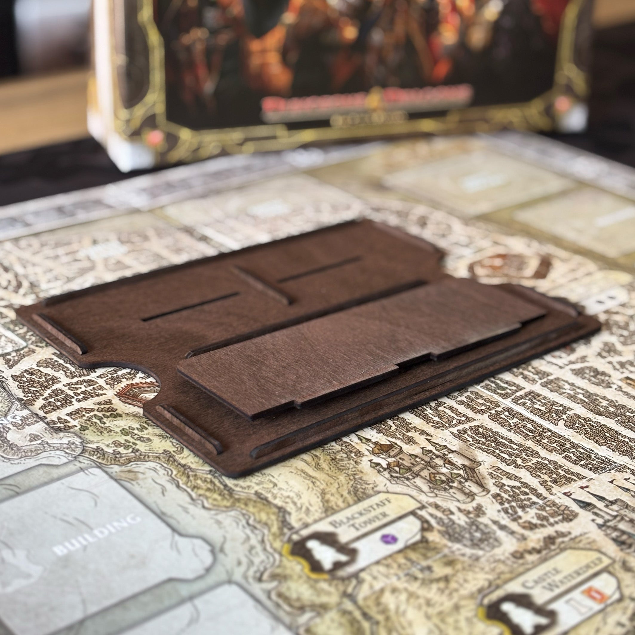 "LORDS OF WATERDEEP" Premium Quest Ablage (Holz, FSC® Birke)