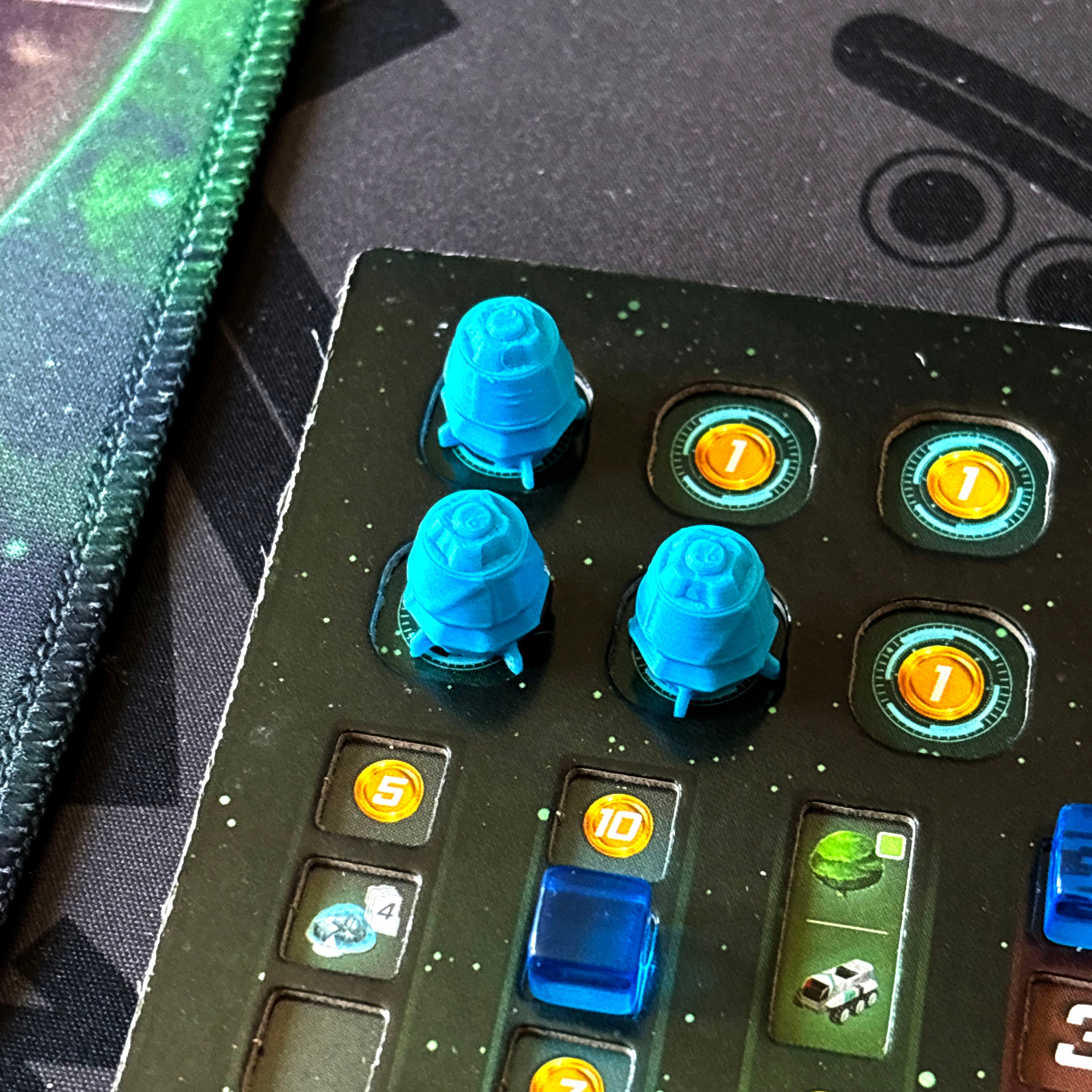 "UNKNOWN PLANET" Premium Lebenskapsel Token Set