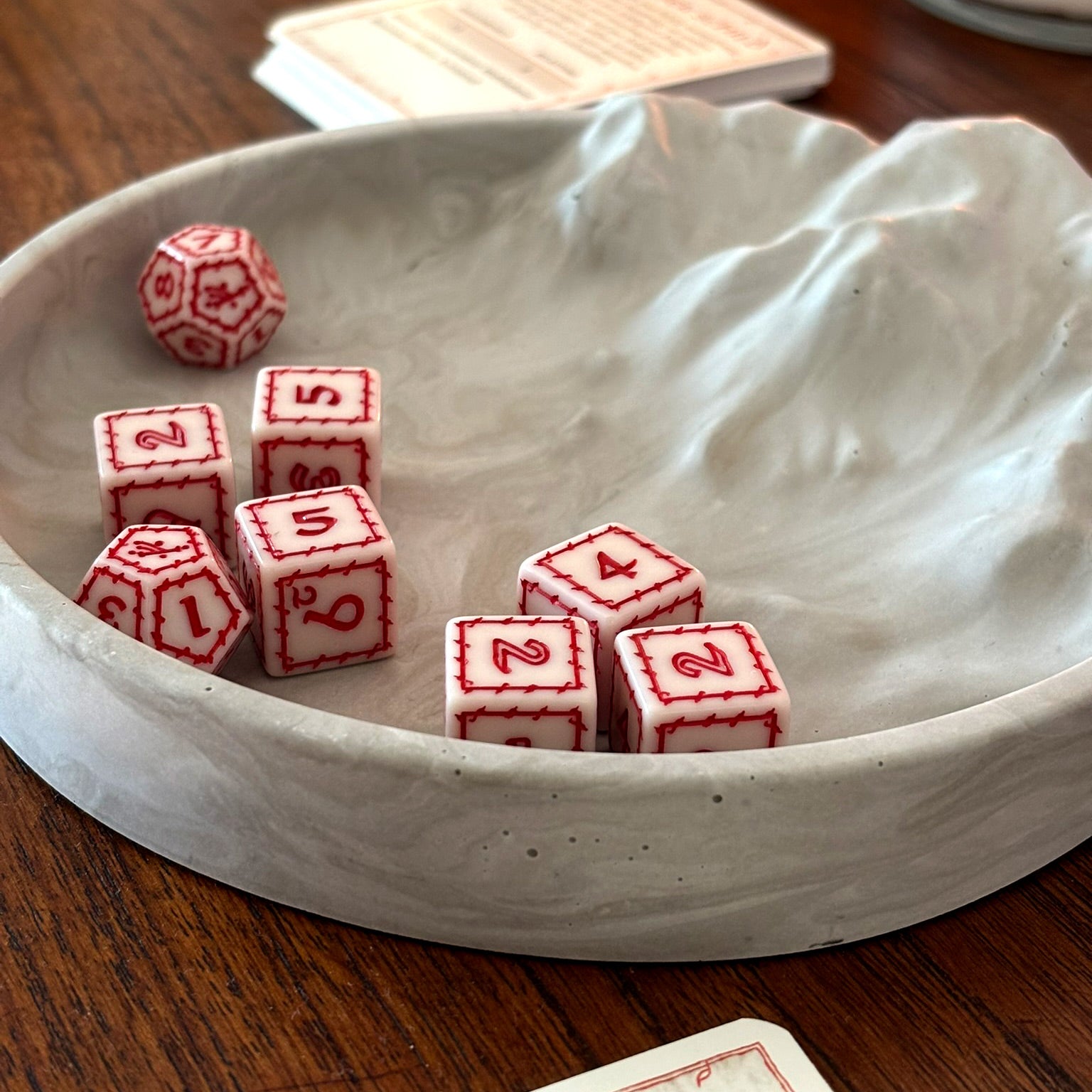 "THE MOUNTAIN FORGE" Premium Acrylharz Würfelteller (Gebirgsoptik)