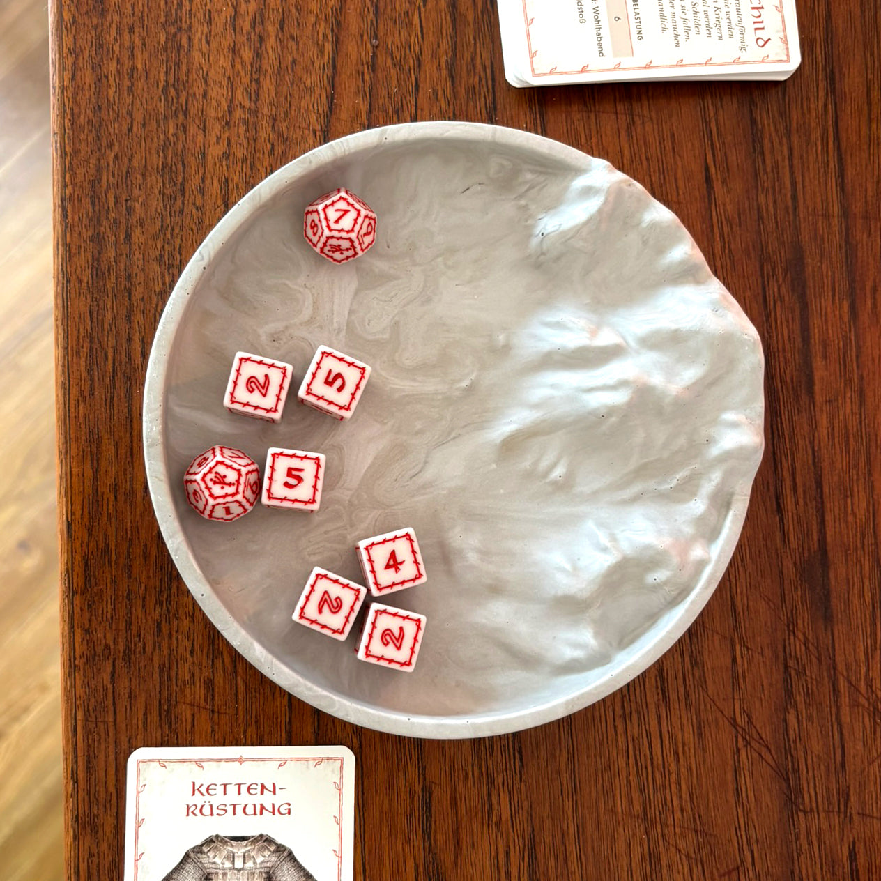 "THE MOUNTAIN FORGE" Premium Acrylharz Würfelteller (Gebirgsoptik)