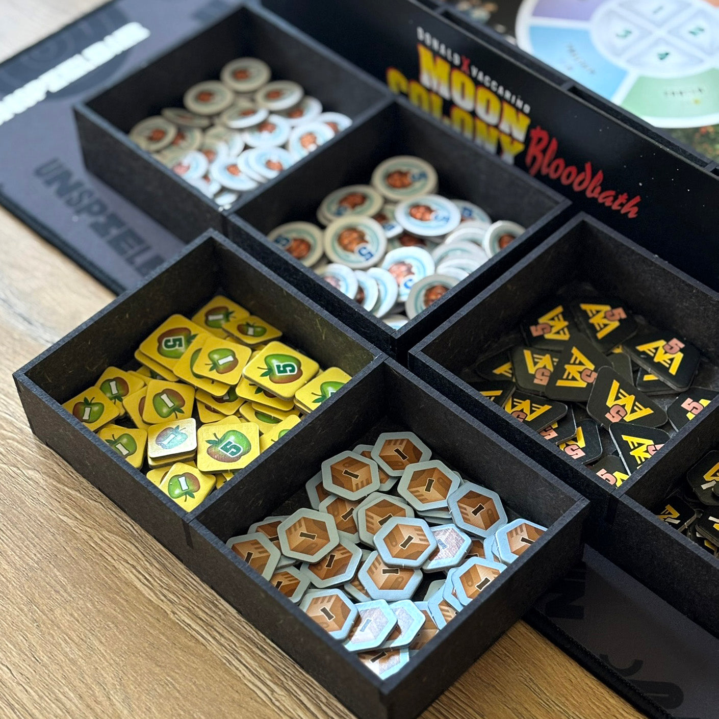 "MOON COLONY BLOODBATH" Holz Insert [Grundspiel]