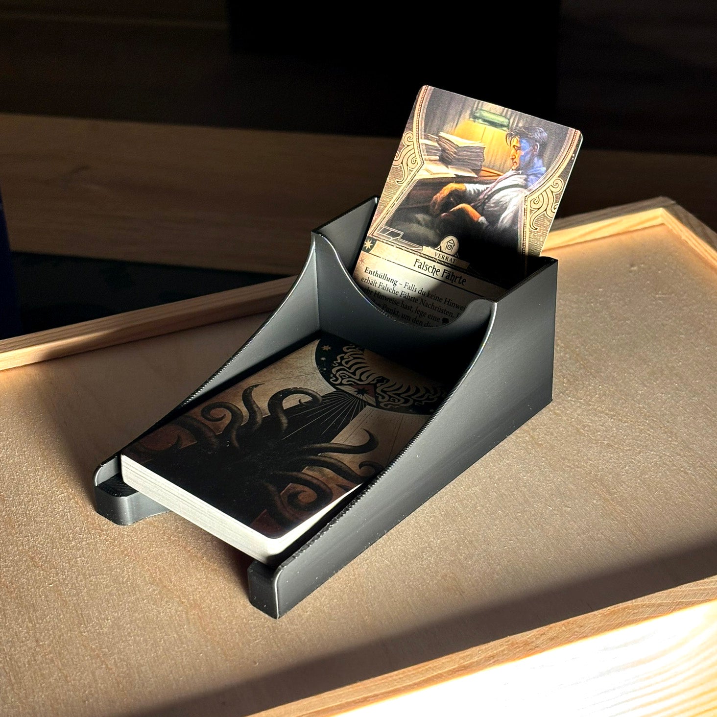 "ARKHAM HORROR: DAS KARTENSPIEL" Begegnungsdeck-Halter