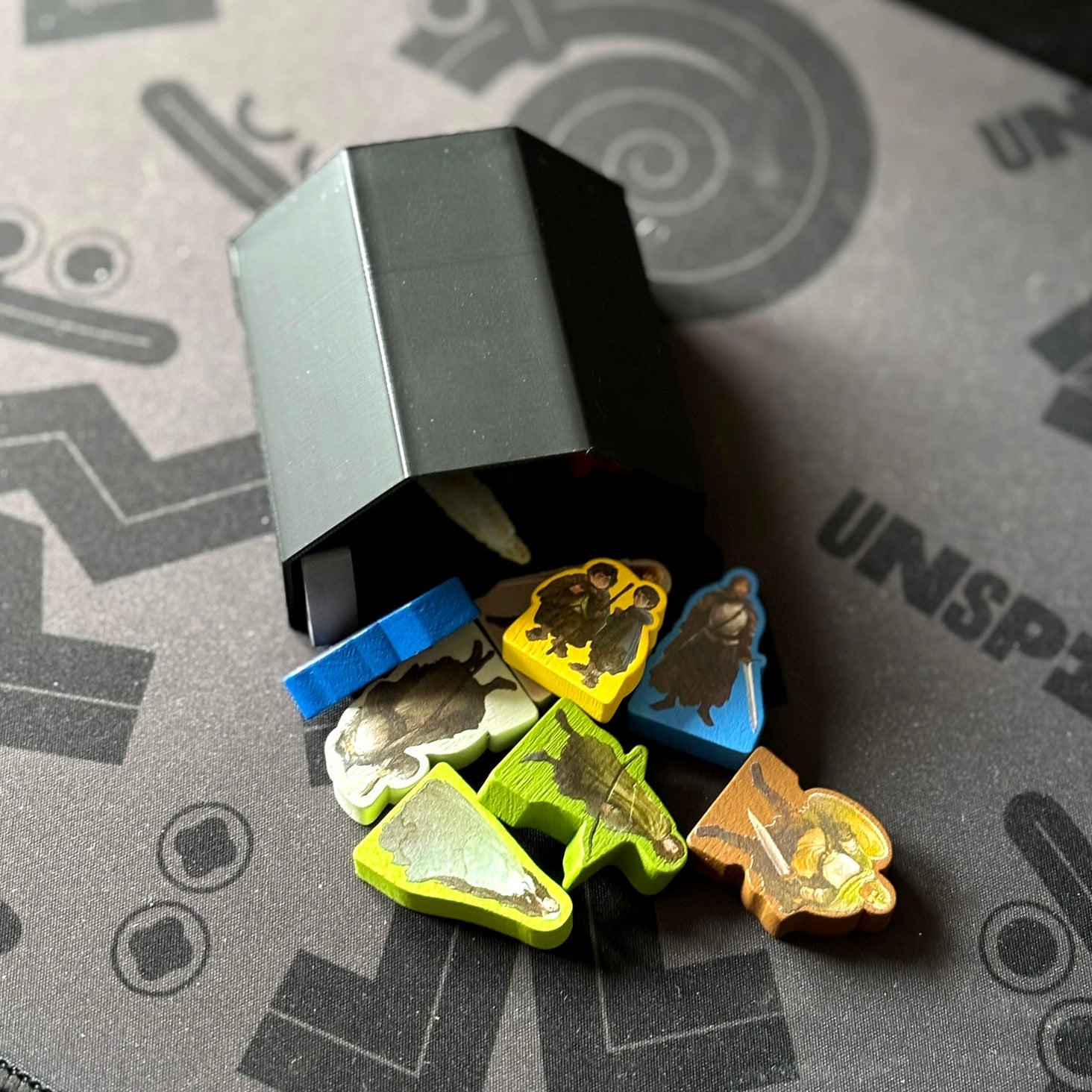 "HDR: SCHICKSAL DER GEMEINSCHAFT" Insert